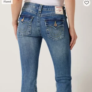 True Religion blå bootcut jeans - True religion jeans I modellen Joey. Dom är använda men i bra skick men jätte lite slitna längst ner men inte mycket alls och inget som syns. Säljer då dom är förlånga och inte kommer till användning. Kan posta snabbt! Storlek 23. Pris går att diskutera 