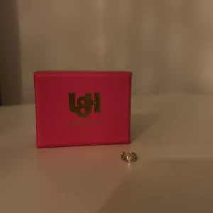 Earcuff silver från l8h - Unik och gullig silverfärgad earcuff från l8h. Nästan aldrig använd. Nypris ca 250-300kr. ⭐️