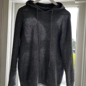 Mörkgrå kachmir hoodie - Tja! Säljer nu min mörkgråa kachmir hoodie i stolen M passar dem som är 175-185, den är i bra skick, skriv om ni har några frågor eller funderingar🙌🙌🙌
