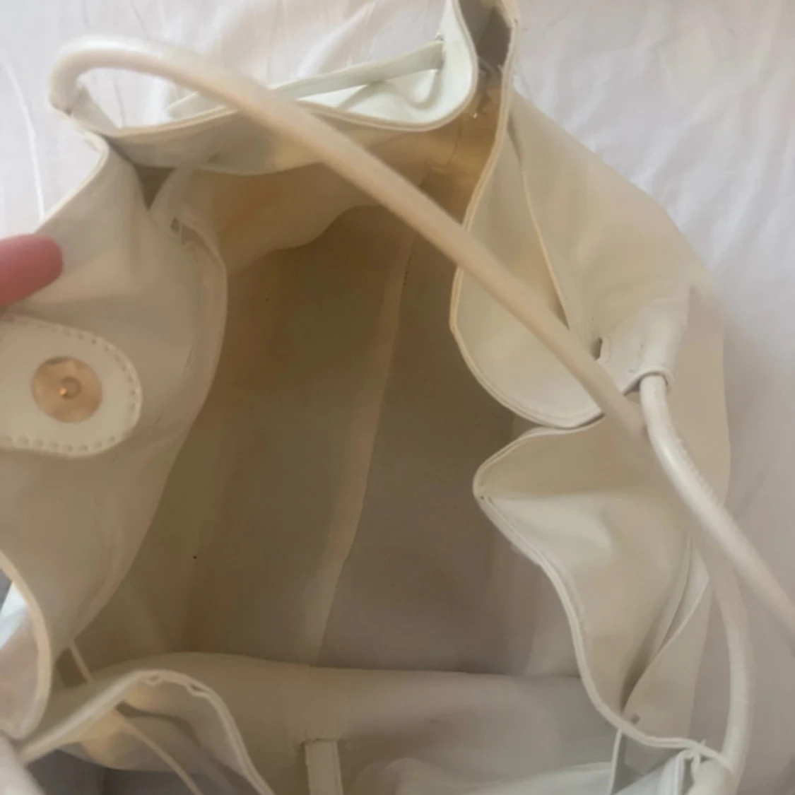 Vit axelväska i skinnimitation - 1