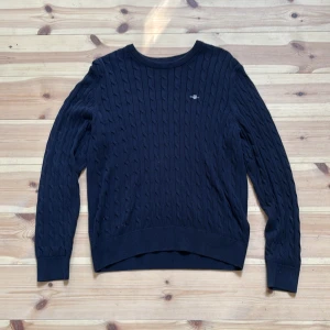 Stickad marinblå gant tröja 164 13-14 - Säljer nu en snygg stickad gant törja till hösten, tröjan har inga defekter och är använd några enstaka gånger