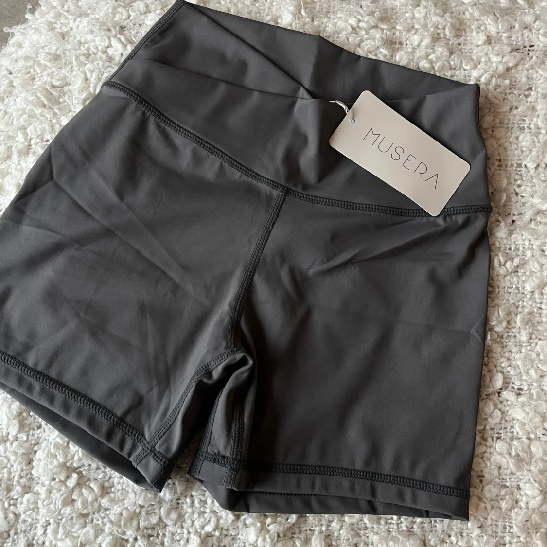 Grå träningsshorts från Musera - 1