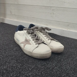 Golden Goose Superstar  - Tjena! Säljer ett par Golden Goose Superstar i nästan nyskick. De har endast använts vid några få tillfällen och är därför i riktigt fint skick. Kvitto kan ordnas vid förfrågan. Priset kan diskuteras vid snabb affär – hör av dig om du är intresserad!