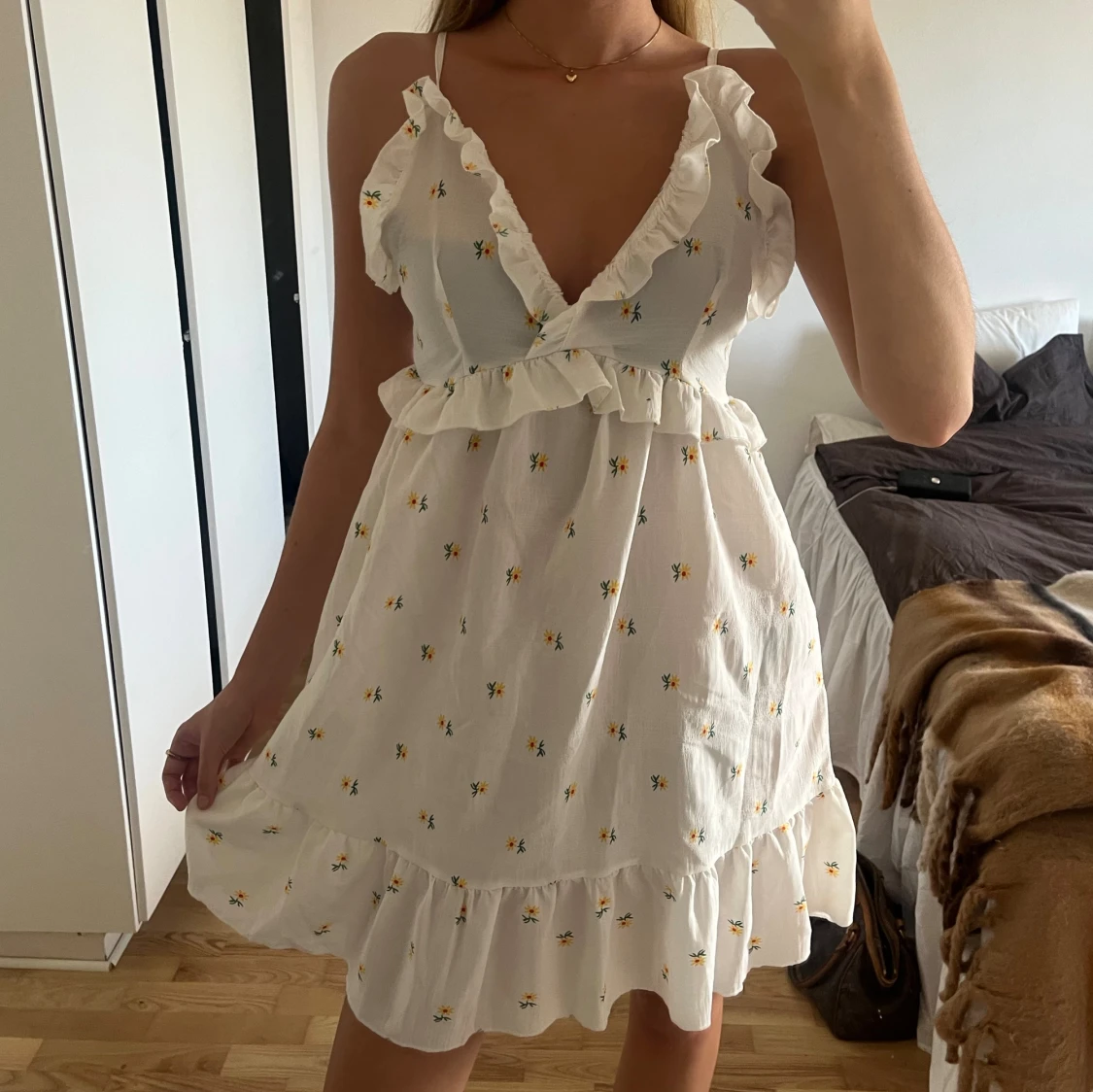 Vit blommig volangklänning med v-ringning