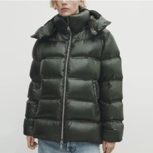 Mörkgrön pufferjacka  - Snygg mörkgrön pufferjacka med glansig finish och hög krage. Storlek S från Massimo dutti. Skriv för fler bilder och om ni vill diskutera pris🤗