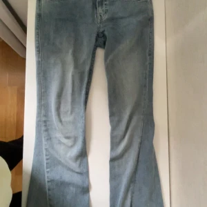 True Religion Joey Low Rise Flare Jeans - Snygga ljusblå jeans från True Religion, änvänt typ 3 gånger så de är jättebra skick. Skriv om ni vill se en bild på💕💕