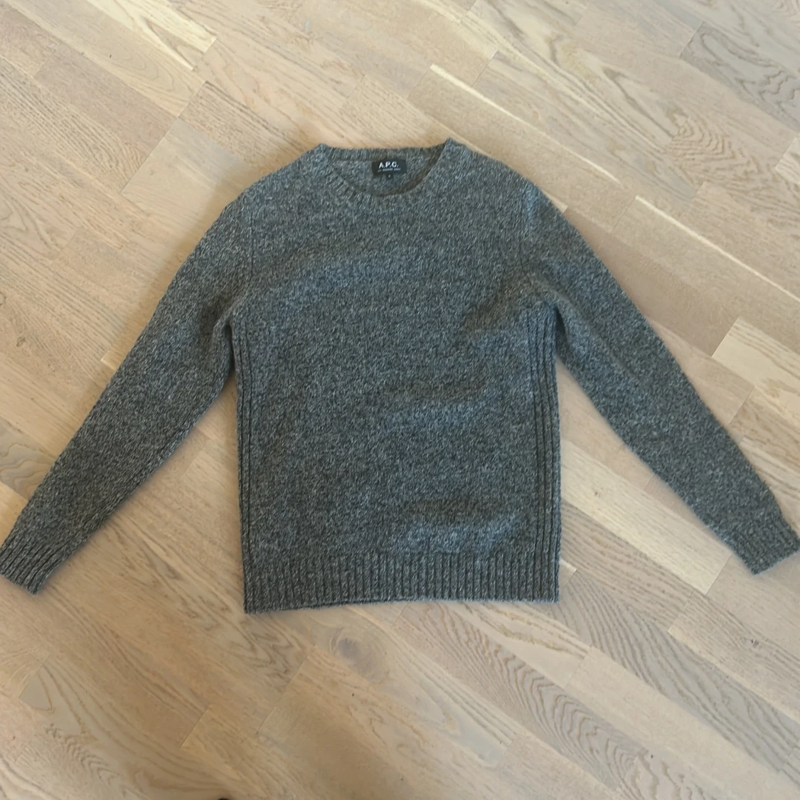 Grå stickad tröja från A.P.C.