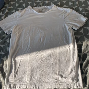 Vit t-shirt från Supply Project - Tja folket, Jag säljer  en riksschysst vit t-shirt från Supply Project i storlek S.  Tishan  har dessvärre samtliga små defekter på baksidan hos logotypen (två stycken hål) . Hojta till vid övriga funderingar samt pris kan diskuteras 👍