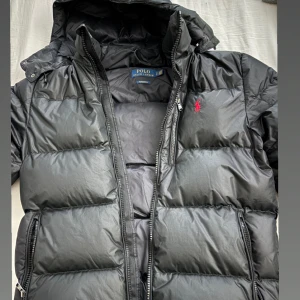 Vinterjacka Polo Ralph Lauren - Herr modell, funkar nog till allt  Testad någon gång förra vintern. Stilren vinterjacka av märket Ralph Lauren Nyskick. Nypris 6000kr