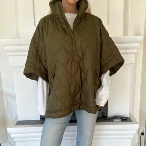Fin poncho jacka H&M  - Säljer min fina poncho jacka ifrån H&M , i storlek S men passar även mindre o större storlekar 🩷 