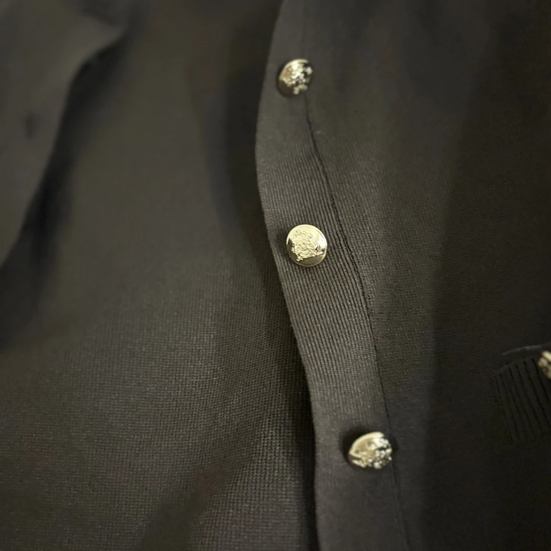 Mörkbrun stickad kofta med guldknappar - 1