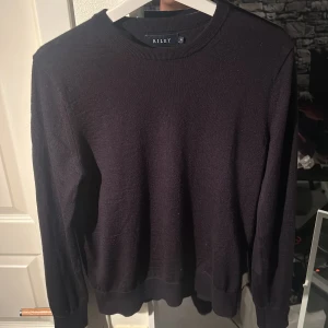 Mörkblå merinoullströja från Brothers - En stilren Mörkblå tröja från Riley i 100% merinoull. Klassisk rund halsringning och långa ärmar. Perfekt för dig som gillar en enkel och clean look med premiumkänsla. Snygg passform och mjukt material som känns lyxigt mot huden.