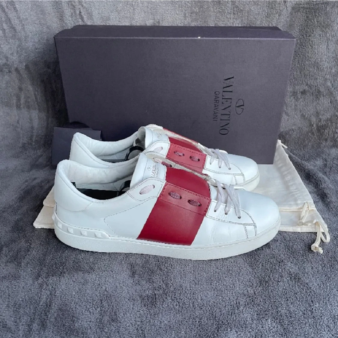 Valentino Garavani vita sneakers röd detalj - 2