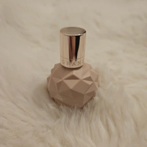 Ariana Grande Sweet Like Candy EdP - Miniatyr av Sweet like candy. Flaskan rymmer 7,5 ml. Den är helt ny, oöppnad.  Säljer den för att den följde med i en trio och jag har haft den förut i större flaska och gillade tyvärr inte päron noten i den. Perfekt om man vill testa, eller ha med i väskan