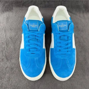 Valentino Garavani blå sneakers mocka - Snygga sneakers från Valentino Garavani i blå mocka med vita detaljer och snörning. Skorna har en vit sula med små nitar baktill och klassisk rund tå. Perfekta för dig som vill sticka ut med stilrena och exklusiva sneakers.