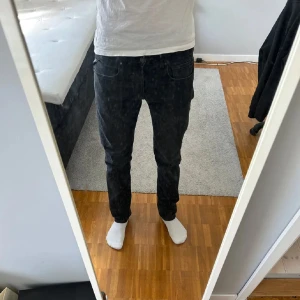 Replay Grover jeans, midwaist, 32/34 - Säljer ett par svarta jeans från Replay i modellen 32/34. Jeansen har klassisk femficksdesign, normal passform och midwaist. Materialet är mjukt och stretchigt jeans, perfekt för en clean och stilren look.