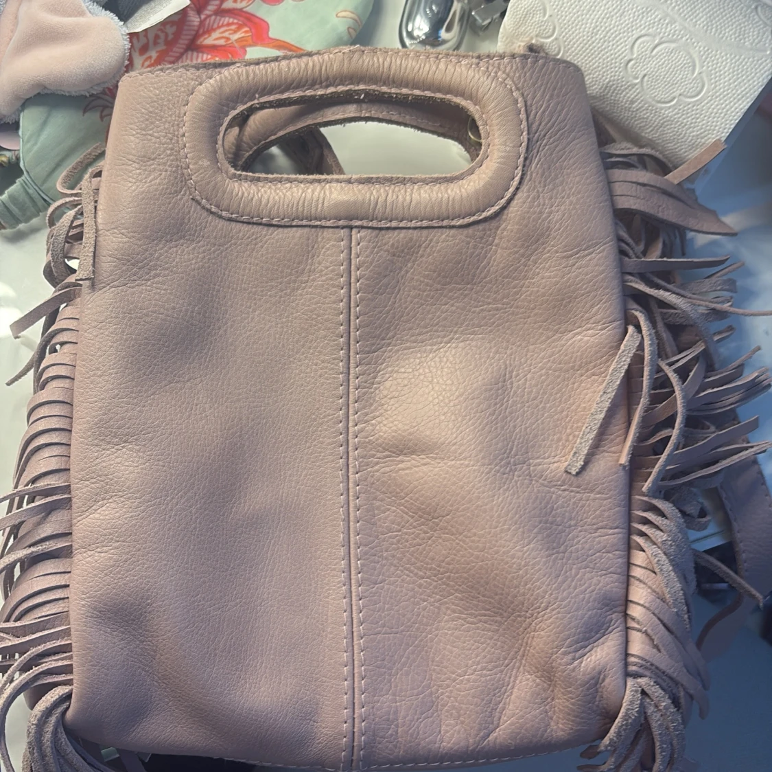 Beige handväska med fransar