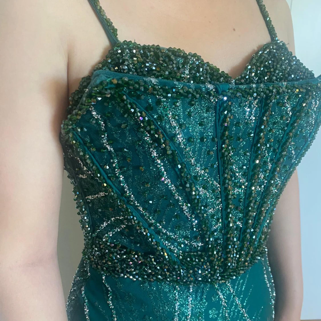 Grön glittrig långklänning med snörning