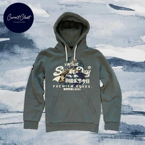 Blå hoodie från Superdry med tryck - Snygg blå hoodie från Superdry med stort tryck framtill med japanska tecken och motiv av två koi-fiskar i blått och gult | Size M men passar S | Axelbredd: 46cm och Längd: 63cm
