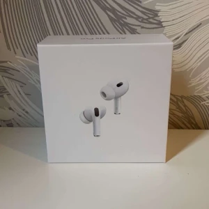 Hörlurar  - Hörlurar i originalförpackning. Trådlösa hörlurar med aktiv brusreducering och transparensläge. Snyggt skick, kartongen ser ut att vara obruten och utan synliga skador. Perfekt för musik, samtal och träning. 5 pack
