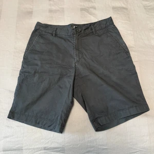Chinosshorts H&M - Shorts från H&M i bra skick, storlek 44, 100% bomull.