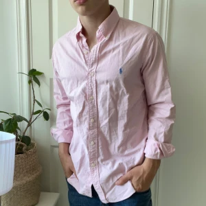 Ralph Lauren skjorta rosa M - Ralph Lauren skjorta rosa M, inga defekter. Modellen är 180,75 kg👍
