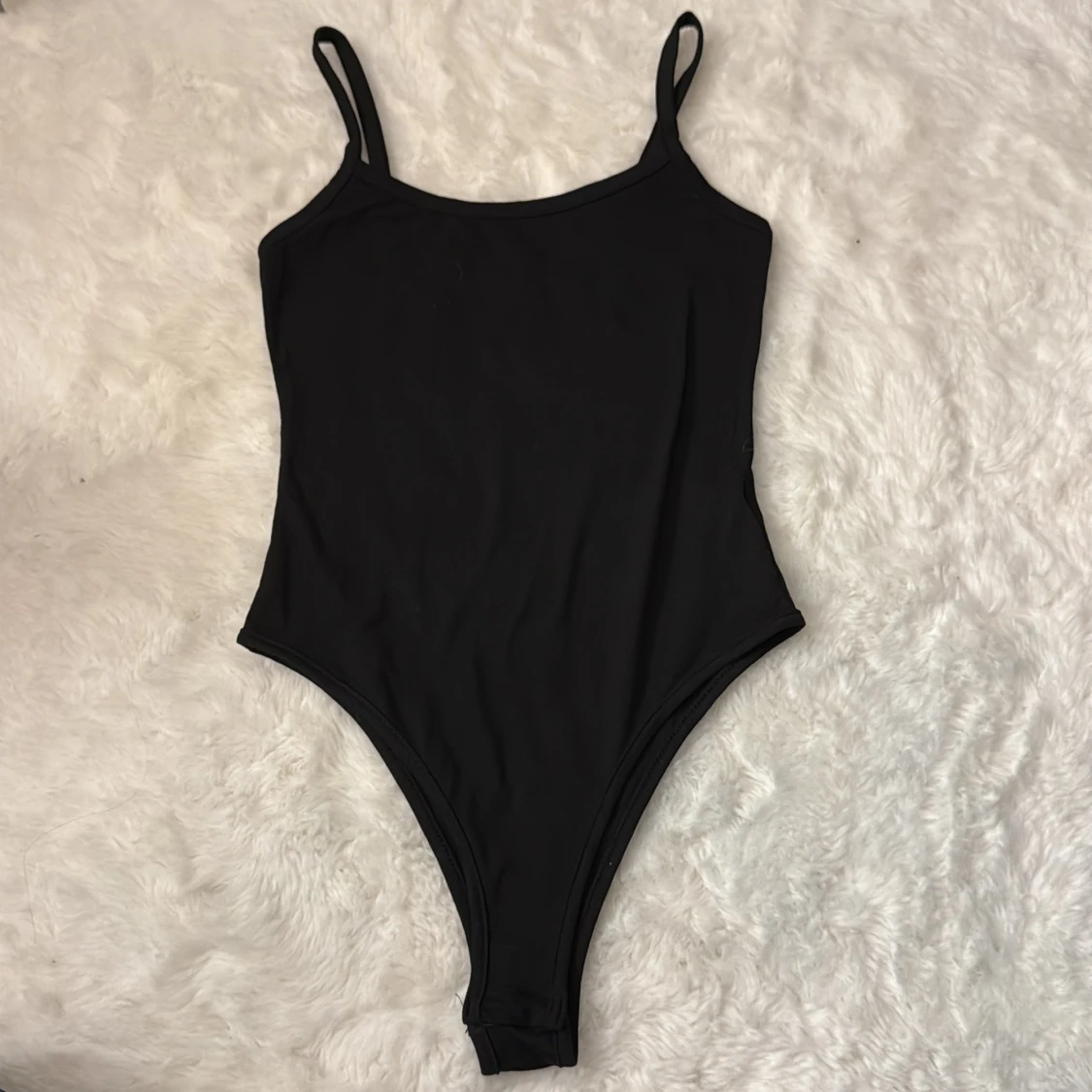 Svart enkel baddräkt med smala axelband