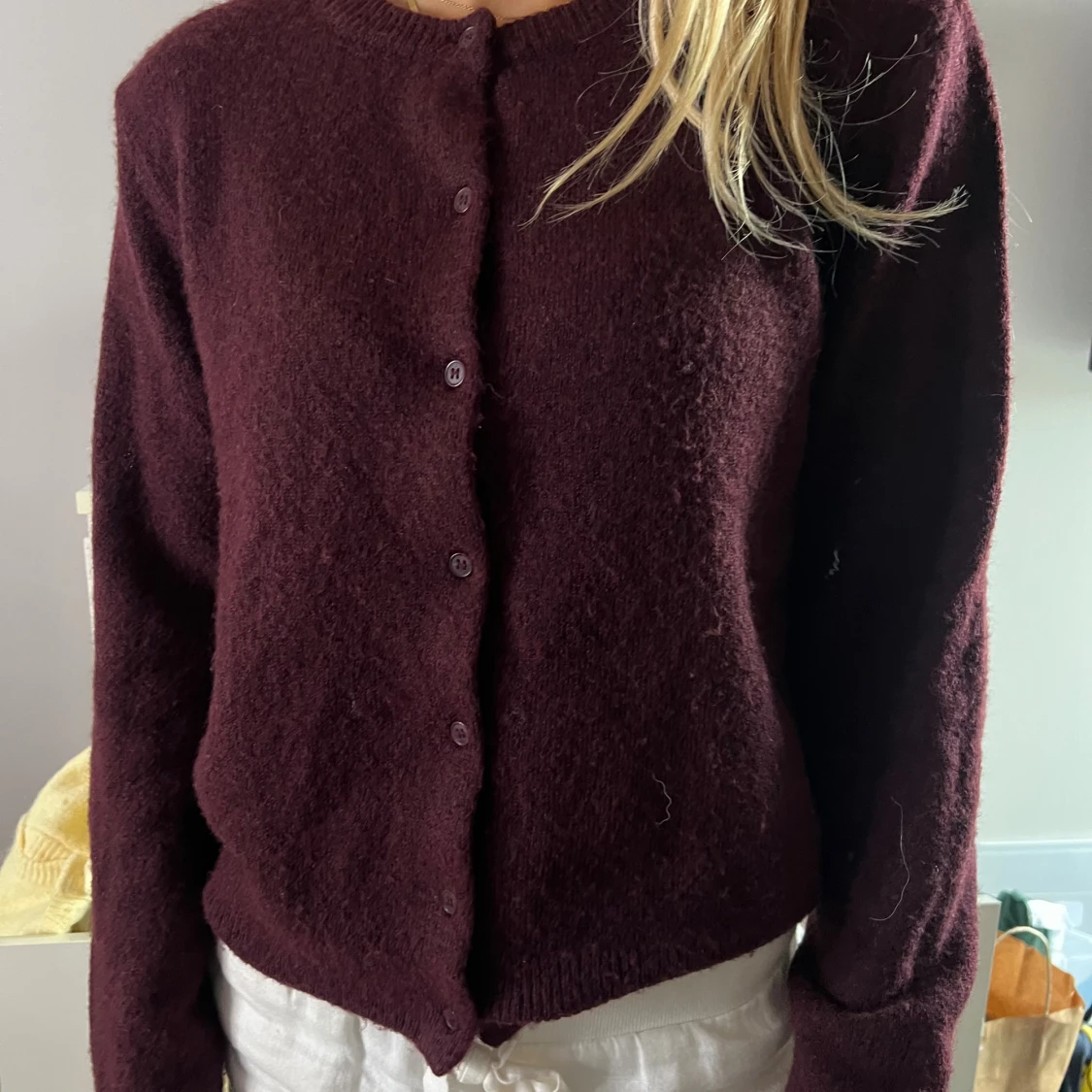 Mörklila stickad kofta med knappar