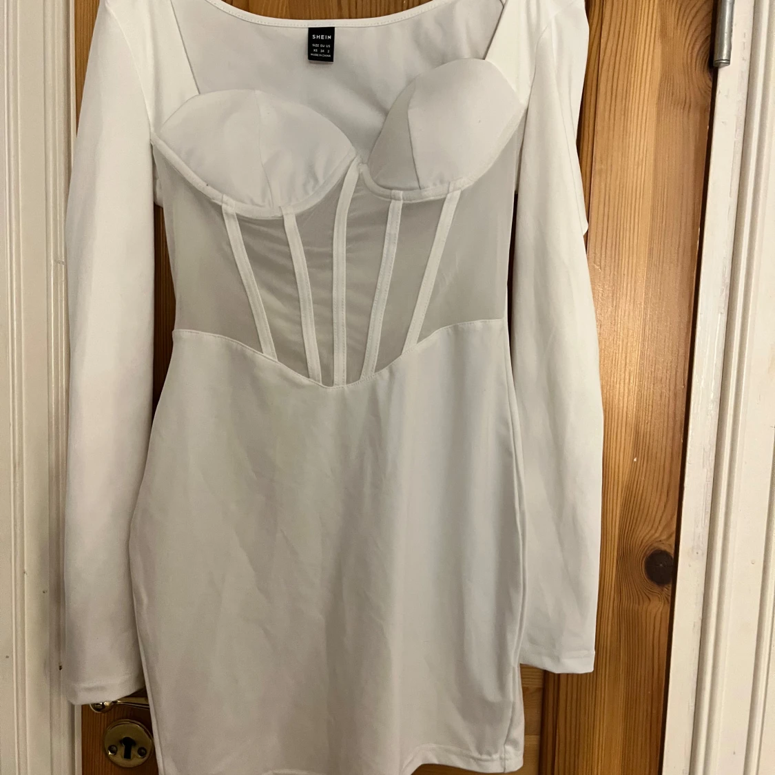 Vit långärmad bustierklänning