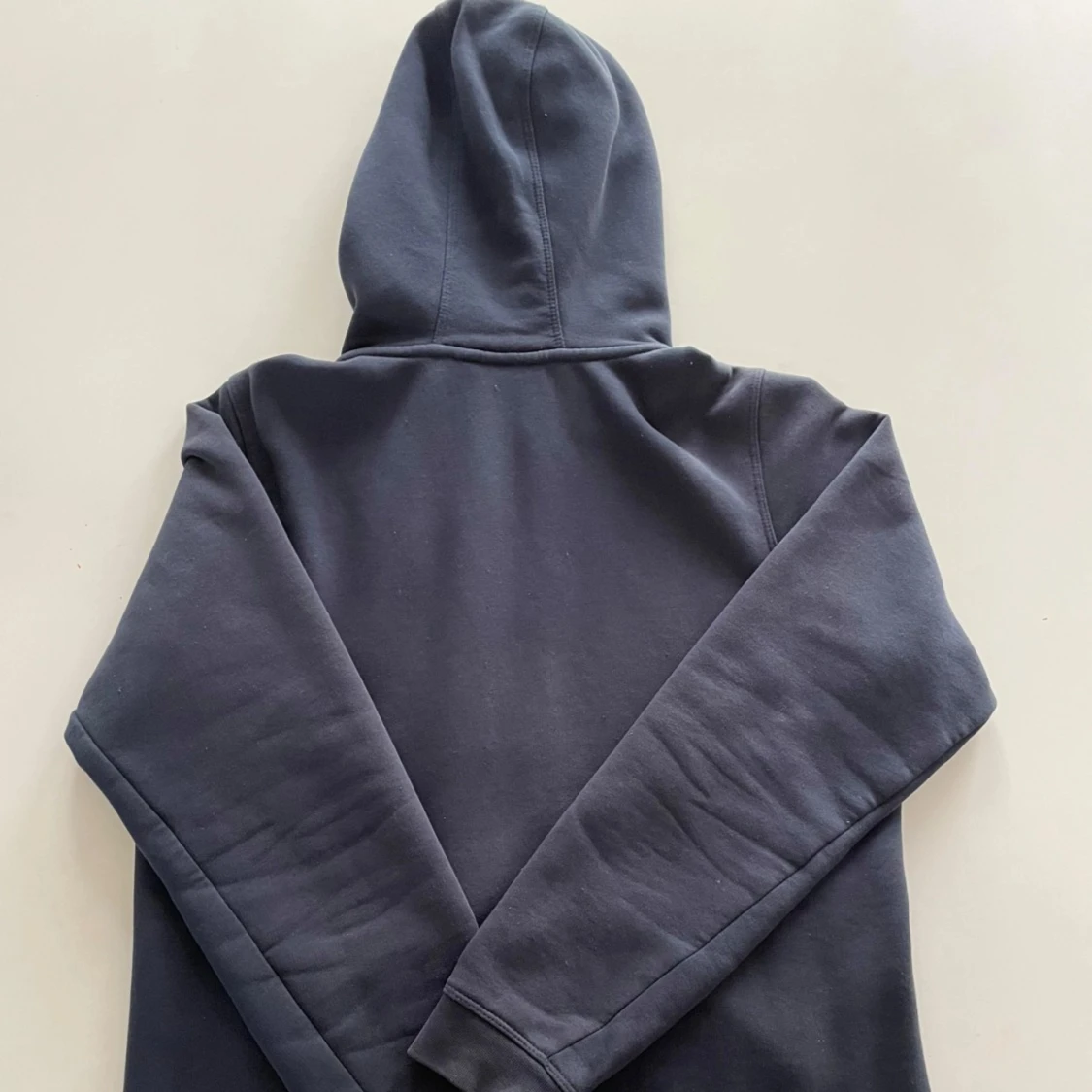 Mörkblå hoodie från Sail Racing - 1