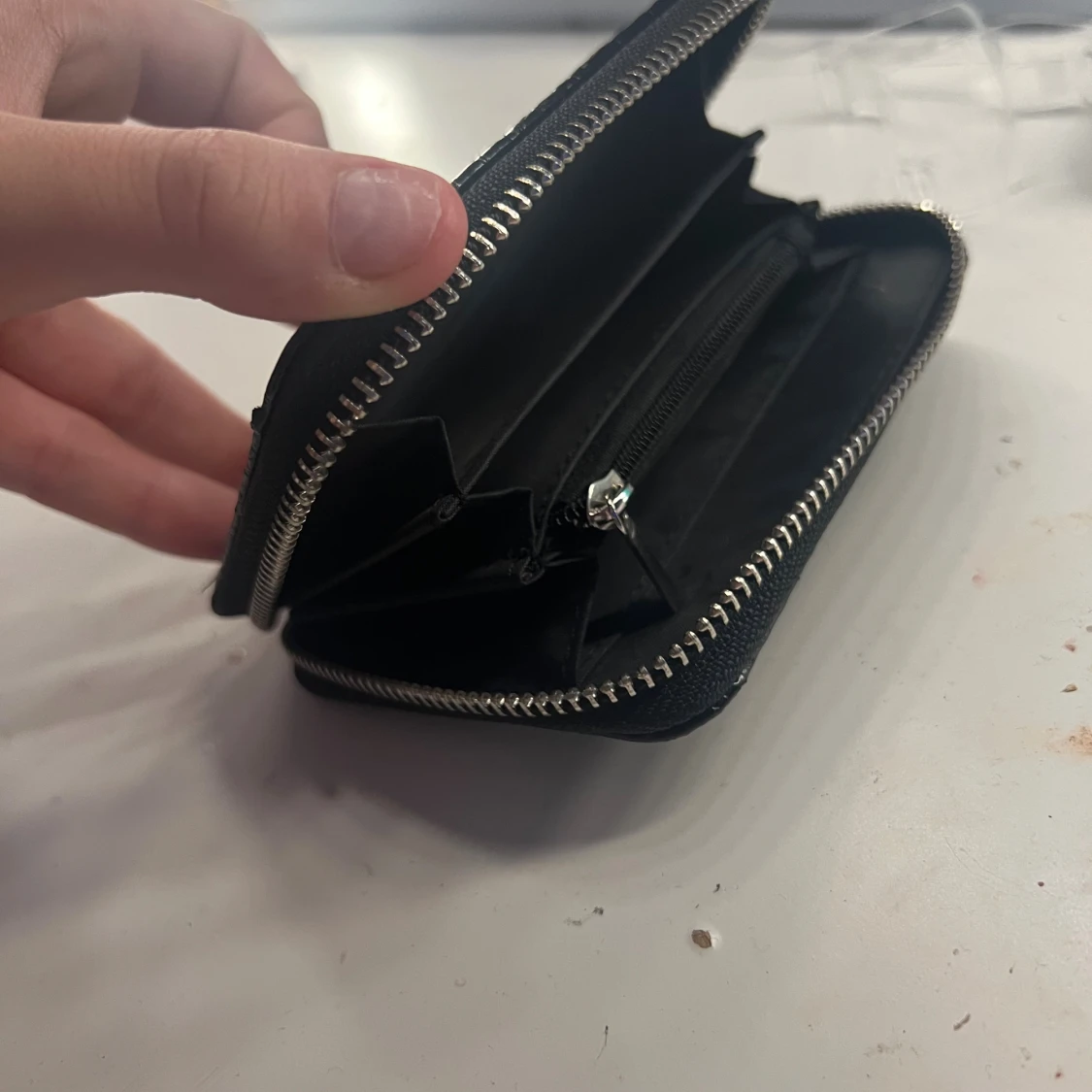 Svart plånbok i croco-mönstrat skinn - 2