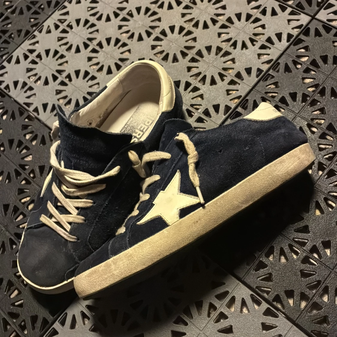 Mörkblå sneakers med vit stjärna - 2