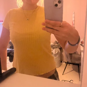 Gul T-shirt - Säljer den här ribbade gula tröjan. Den är i storlek 158/164 men passar mig som har S/M i vanlig storlek. Skriv vid frågor!