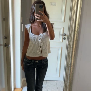 Vit blus med knyt och volangärmar - En supersöt topp med knytdetalj🤍🍋