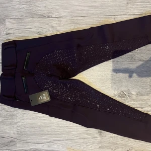 ZacZess ridbyxor  - ZacZess Bombay Plum, full grip ridbyxor storlek xxs men jag upplever modellen lite större i storleken. Helt nya med lappen kvar, bara öppnad ur påsen för att fota. Nypris för bombay: 1299 kr