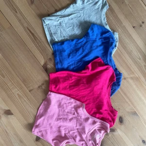 Fyra ribbade linnen i olika färger - Säljer ett set med fyra ribbade linnen i färgerna grå, blå, ceriserosa och ljusrosa. Alla har rund halsringning och är ärmlösa, perfekta att matcha med jeans eller shorts. Materialet är mjukt och stretchigt. 5€ för alla 4