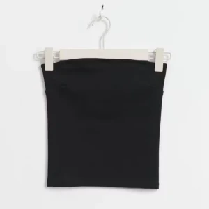 Svart tube top från Gina Tricot - Tubtopp i trikå med figurnära passform. Toppen är svart och har resår i ovankant. Den har stretchig kvalitet och croppad längd. Den har aldrig används och lappen sitter kvar!💘 nypris: 160kr