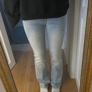 Ljusblå bootcut jeans - Säljer dessa ljusblå bootcut jeansen från American Eagle. Sitter som storlek 38/40. Säljer då de inte kommer till användning.