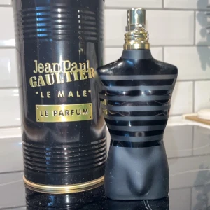 Jph le male le parfum - Flaskan är 125ml men mängden som är kvar finns på bild 2. Har förvarats mörkt sen den köptes 2023.