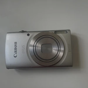 Canon IXUS 175 - Canon IXUS 175 kompaktkamera i silver med 8x optisk zoom och HD-video. Kameran är i gott skick med mindre ytliga repor, alla knappar och skärm ser hela ut. Perfekt för dig som vill ha en smidig och lättanvänd kamera för vardagsfotografering. Pris kan diskuteras 