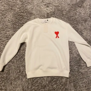 Ami sweater - Splitterny Ami sweatshirt med rött hjärta i strlk S. Tröjan är inte stickad utan i bomull, pris kan diskuteras!