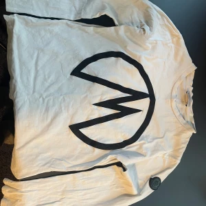 Snygg Moncler Tröja - Rigtigt snygg moncler tröja. 100% äkta, finns till och med en QR kod man kan skanna så att man kommer in på monclers hemsida. Den är vit med den svarta moncler loggan på ärmen. Sitter lite tajt men passar bra på en ändå