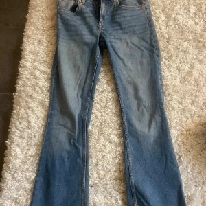  ljusblå bootcut jeans - Ljusblå lager 157 jeans med klassisk bootcut passform och femficksdesign. Jeansen har låg midja och är tillverkade i slitstarkt denim med dragkedja och knapp framtill. Perfekta för dig som gillar Stockholm stil.