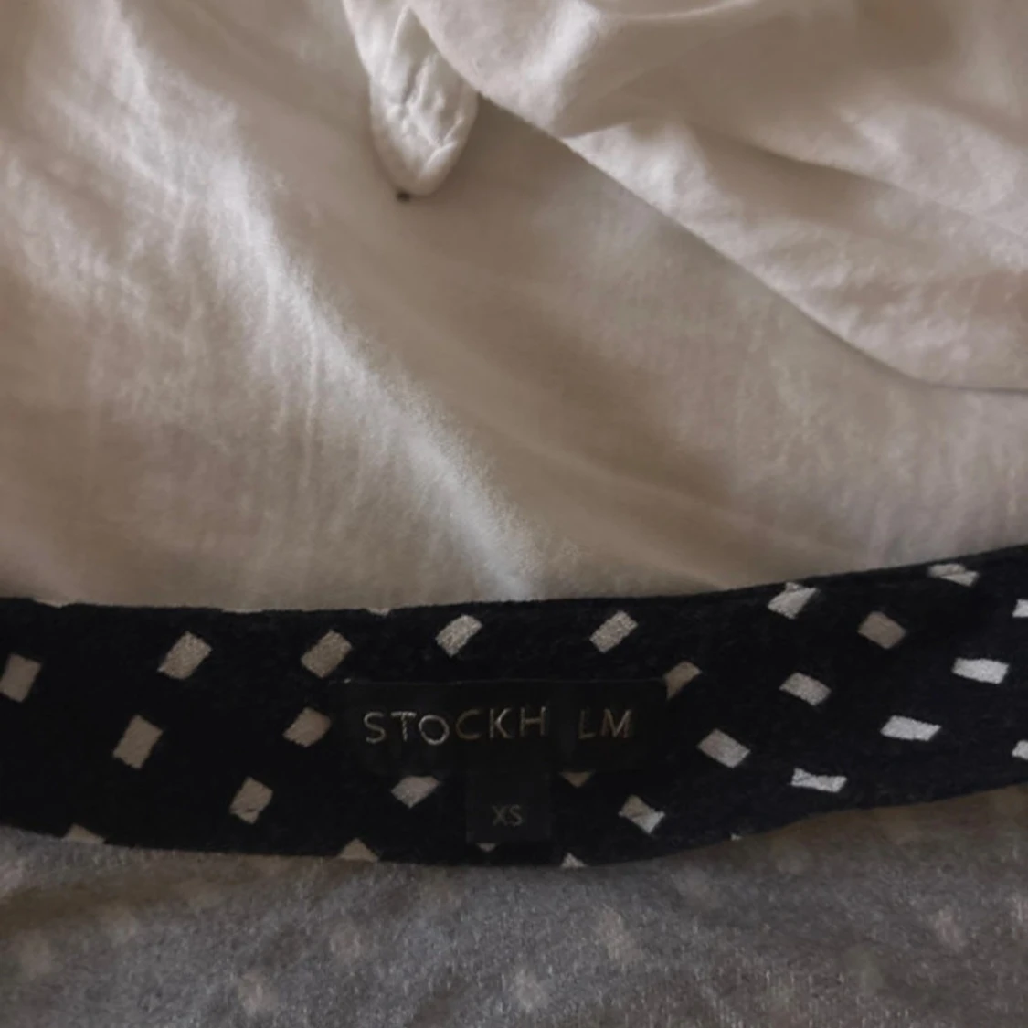 Svart omlottblus med vita prickar Stockh LM - 2