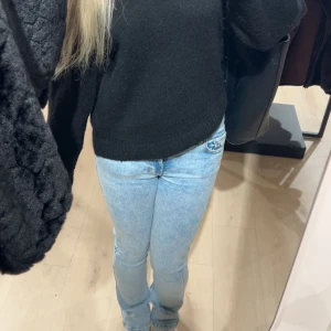 Ljusblå flare/bootcut jeans med låg midja - Säljer ett par ljusblå jeans med snygg tvätt och är flare/bootcut💝 Byxorna har låg midja och klassiska femficksdesign 🫶🏼Kontakta mig för frågor/ mer bilder📸