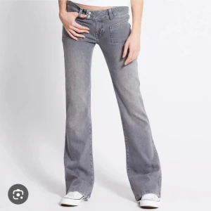 Grå bootcut jeans med låg midja - Snygga grå jeans med bootcut och låg midja. Jeansen har framfickor med sned öppning och klassisk femficksdesign. Perfekta för en avslappnad och trendig look. Tillverkade i mjukt jeanstyg med lätt tvättad finish. Andvädna max 3 gånger, jätte fitn skick 