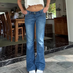 Vintage jeans - Snygga bootcut jeans med två knappar💓 Sitter som M och är 166🥰 Mått:80cm Grenhöjd:19cm Midja rakt över:37cm