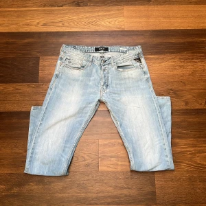 Replay Newbill ljusblå jeans - Säljer dessa feta Replay Jeans i storlek W33! Skick 8/10. Priset är inte hugget i sten. Hör av dig vid frågor!  Fraktar oftast samma dag😁