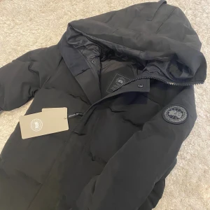 Canada Goose Macmillan Black Badge - Helt ny och påse från Canada Goose ingår! Kan sänka priset vid snabb affär🤝 Finns även i storlek M, kolla på min profil! 