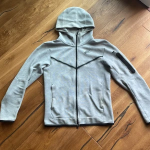 Nike Tech Fleece XS - Jätte bra skick. För liten för mig nu